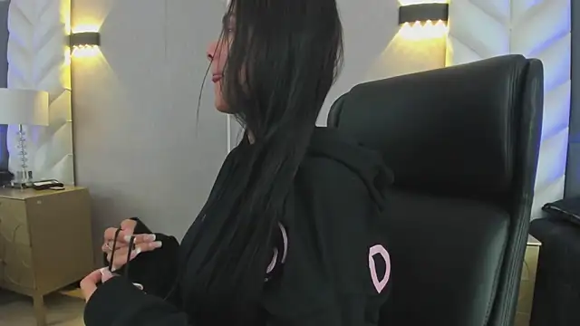 ChloeHarper  online show from 12-17-25, 11:48