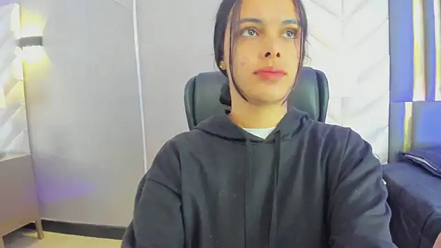 Snapshot of ChloeHarper_ chatting on 04-10-26, 11:39 ChloeHarper online show from 04-10-26, 11:39