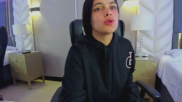 ChloeHarper  online show from 01-10-26, 11:38