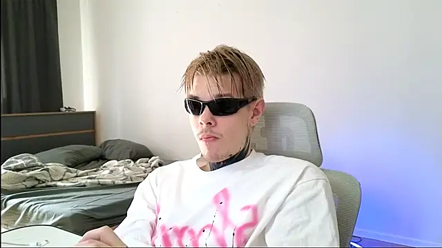 Snapshot of DENIS_HERE chatting on 05-18-26, 02:11 DENIS HERE online show from 05-18-26, 02:11