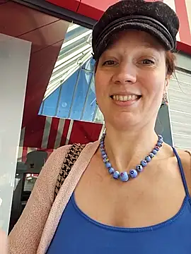 Exhibitionsplit online show from 11-27-25, 01:22