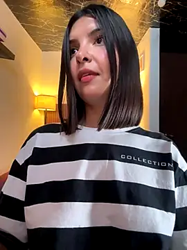 Snapshot of FoxyMx chatting on 10-18-25, 04:03 FoxyMx online show from 10-18-25, 04:03