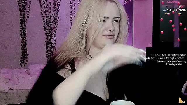 Snapshot of strawberry_elfcat chatting on 06-11-26, 02:11 strawberry elfcat online show from 06-11-26, 02:11
