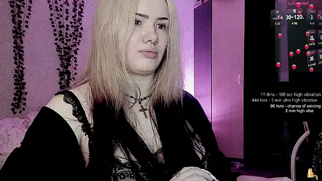Snapshot of strawberry_elfcat chatting on 06-11-26, 02:53 strawberry elfcat online show from 06-11-26, 02:53