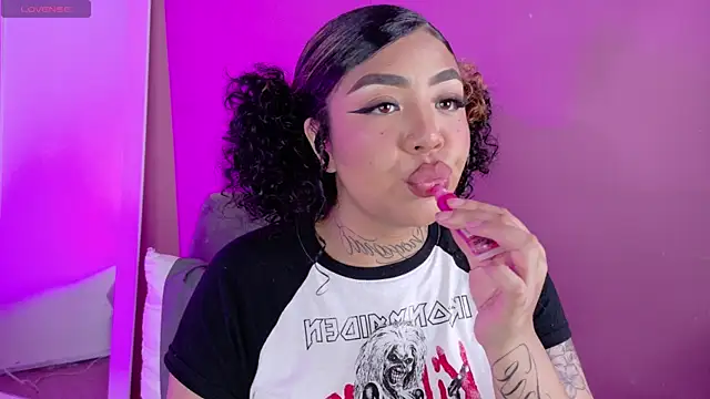 foxxy-lov3 online show from 05-19-26, 04:03