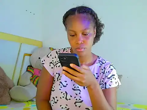 Snapshot of DayanaWood chatting on 10-17-25, 02:19 DayanaWood online show from 10-17-25, 02:19