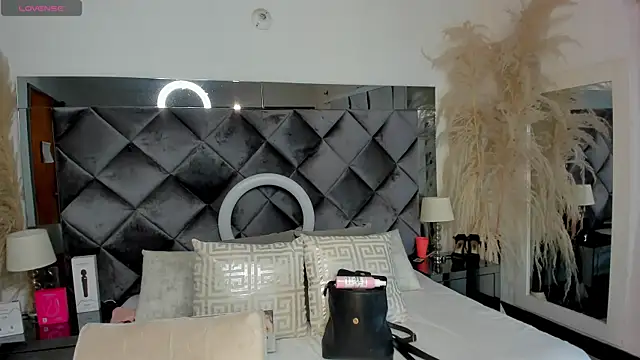 sofhiaa adaams online show from 10-27-25, 10:44