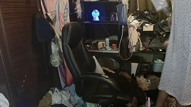 Ombeline1 online show from 12-16-25, 06:56