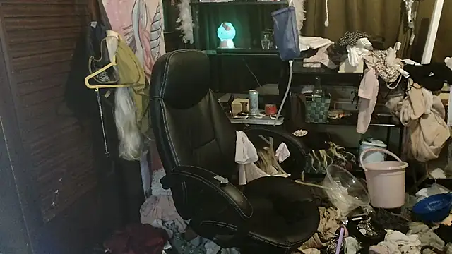 Ombeline1 online show from 12-17-25, 07:08