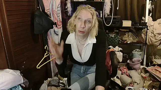 Ombeline1 online show from 11-17-25, 05:17