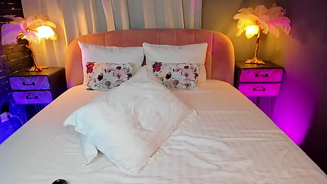 AmedeeaBanks online show from 11-17-25, 08:57