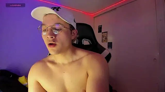 Snapshot of AustinSummerr chatting on 03-18-25, 03:01 AustinSummerr online show from 03-18-25, 03:01