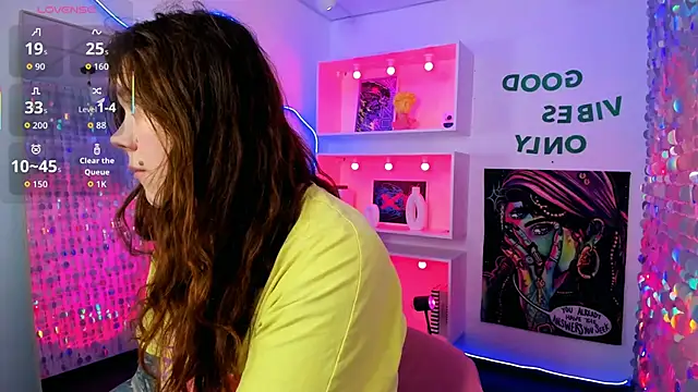 Snapshot of SophiePure chatting on 02-18-26, 01:40 SophiePure online show from 02-18-26, 01:40