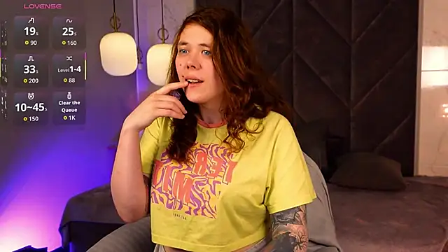 Snapshot of SophiePure chatting on 01-17-26, 08:23 SophiePure online show from 01-17-26, 08:23