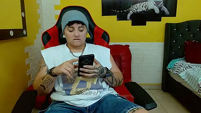 isabeautyx19 online show from 10-26-25, 03:18