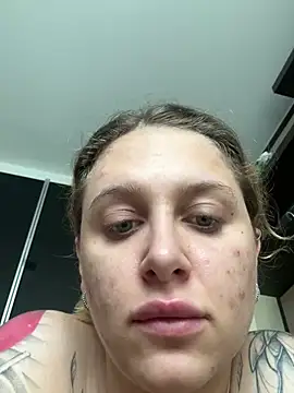 Snapshot of ellielawson chatting on 01-10-26, 05:03 ellielawson online show from 01-10-26, 05:03