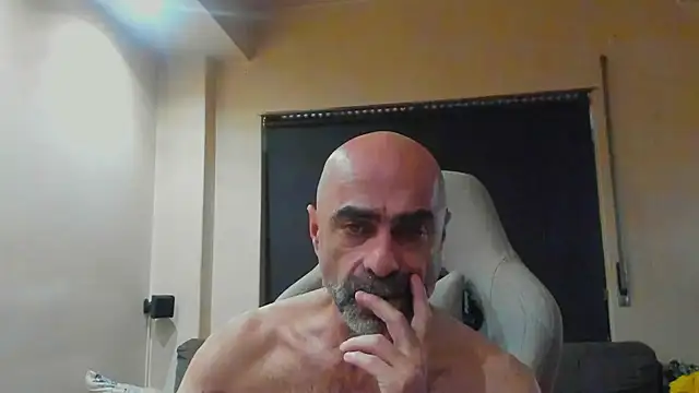 Snapshot of Bicopflirt chatting on 06-04-26, 05:50 Bicopflirt online show from 06-04-26, 05:50
