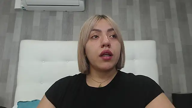 Snapshot of LeahMillerr chatting on 10-16-25, 04:15 LeahMillerr online show from 10-16-25, 04:15