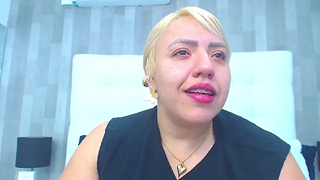 Snapshot of LeahMillerr chatting on 12-22-25, 01:11 LeahMillerr online show from 12-22-25, 01:11