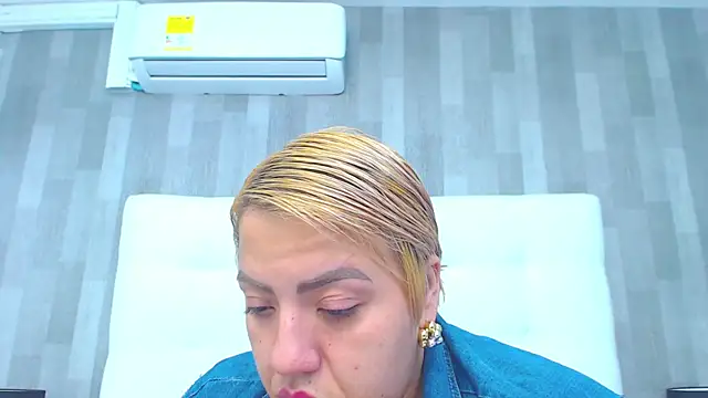 Snapshot of LeahMillerr chatting on 12-16-25, 12:53 LeahMillerr online show from 12-16-25, 12:53