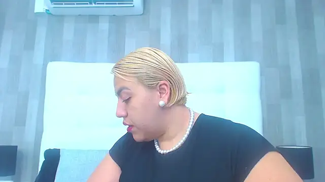 Snapshot of LeahMillerr chatting on 01-10-26, 12:44 LeahMillerr online show from 01-10-26, 12:44