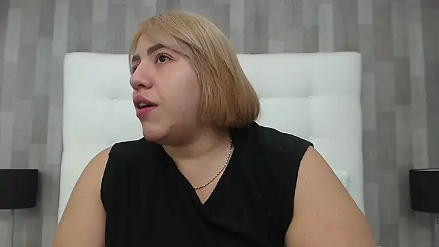 Snapshot of LeahMillerr chatting on 09-25-25, 12:33 LeahMillerr online show from 09-25-25, 12:33