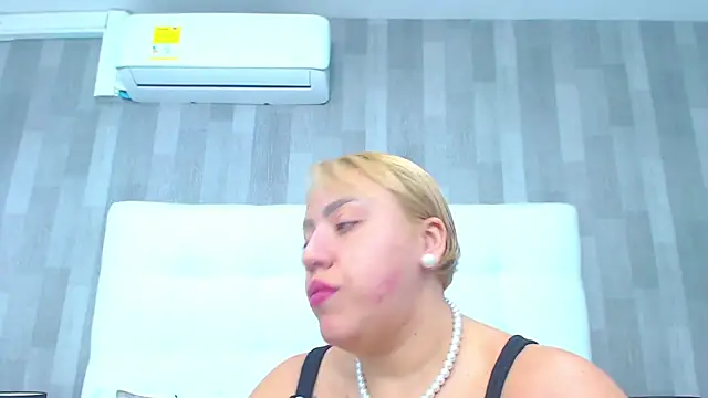 Snapshot of LeahMillerr chatting on 12-03-25, 01:32 LeahMillerr online show from 12-03-25, 01:32