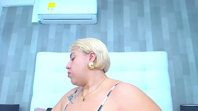 Snapshot of LeahMillerr chatting on 01-15-26, 12:19 LeahMillerr online show from 01-15-26, 12:19