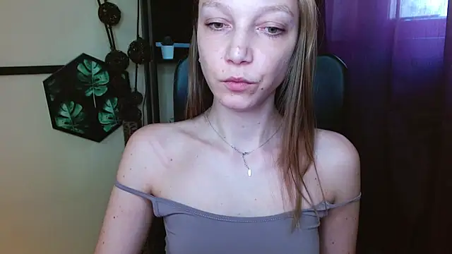 EmillyPlay online show from 04-20-26, 01:45
