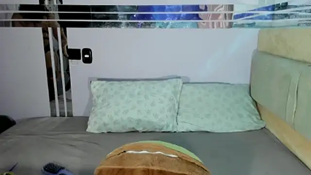 Snapshot of celesttemoon chatting on 06-12-26, 02:20 celesttemoon online show from 06-12-26, 02:20