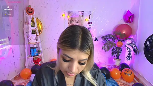 Snapshot of SALOOMEE__ chatting on 10-15-25, 11:07 SALOOMEE online show from 10-15-25, 11:07