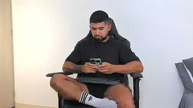 Snapshot of ethaanjones chatting on 02-20-25, 06:57 ethaanjones online show from 02-20-25, 06:57