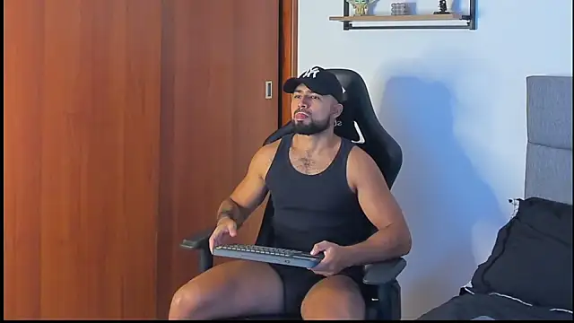 Snapshot of ethaanjones chatting on 10-02-25, 07:39 ethaanjones online show from 10-02-25, 07:39