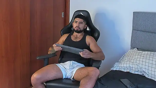 Snapshot of ethaanjones chatting on 10-12-25, 07:48 ethaanjones online show from 10-12-25, 07:48