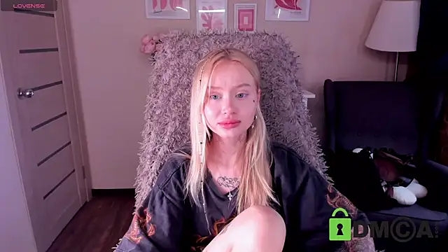 MalenaErnman online show from 03-21-25, 10:39