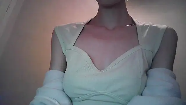 Snapshot of ElizaSwon chatting on 09-11-25, 04:18 ElizaSwon online show from 09-11-25, 04:18