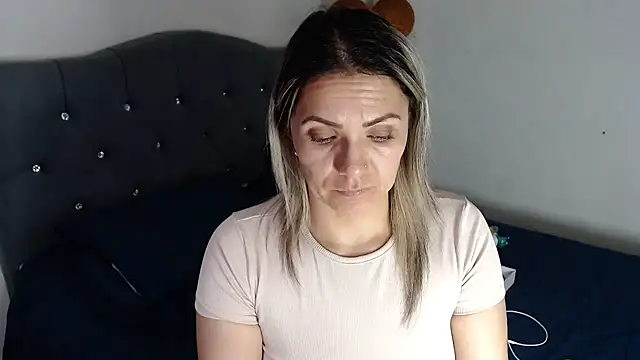 Snapshot of Chantal_hott chatting on 05-05-26, 01:52 Chantal hott online show from 05-05-26, 01:52