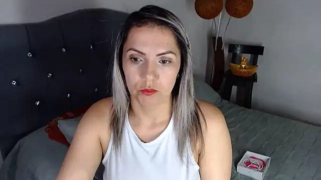 Snapshot of Chantal_hott chatting on 05-27-26, 08:05 Chantal hott online show from 05-27-26, 08:05