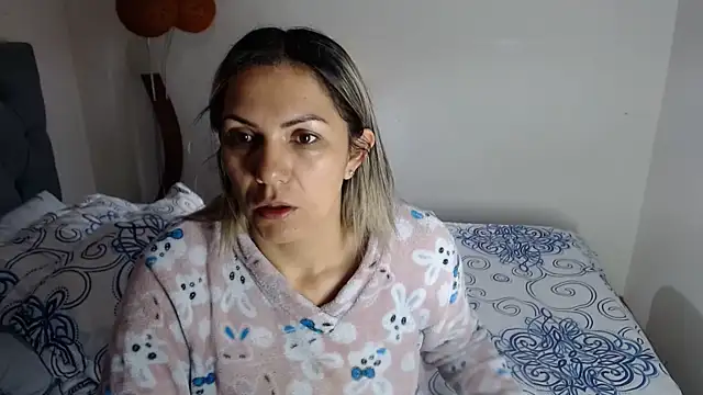 Snapshot of Chantal_hott chatting on 06-09-26, 10:27 Chantal hott online show from 06-09-26, 10:27