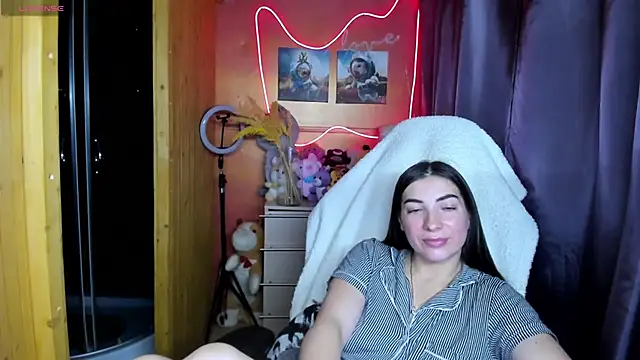 Fiery Brunette  online show from 11-28-25, 03:12