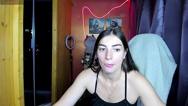 Fiery Brunette  online show from 07-17-26, 04:43