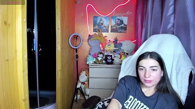 Fiery Brunette  online show from 04-04-26, 12:01