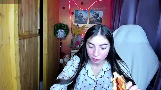 Fiery Brunette  online show from 12-18-25, 06:51