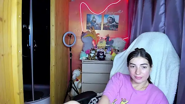 Fiery Brunette  online show from 04-08-26, 11:12