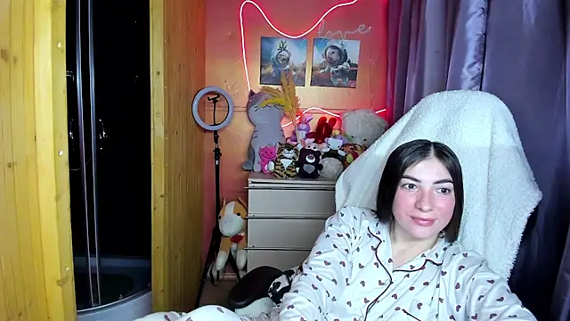 Fiery Brunette  online show from 01-18-26, 07:45