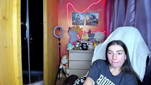 Fiery Brunette  online show from 04-12-26, 09:56