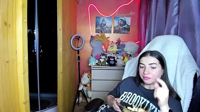 Fiery Brunette  online show from 03-27-26, 04:43