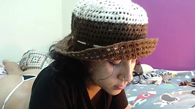 Snapshot of AlinaWoolf_ chatting on 05-14-26, 06:21 AlinaWoolf online show from 05-14-26, 06:21
