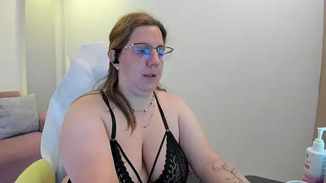 Snapshot of katie_joness_ chatting on 09-12-25, 12:49 katie joness  online show from 09-12-25, 12:49