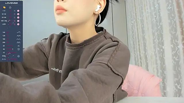 Liu Yifei  online show from 10-31-25, 01:24